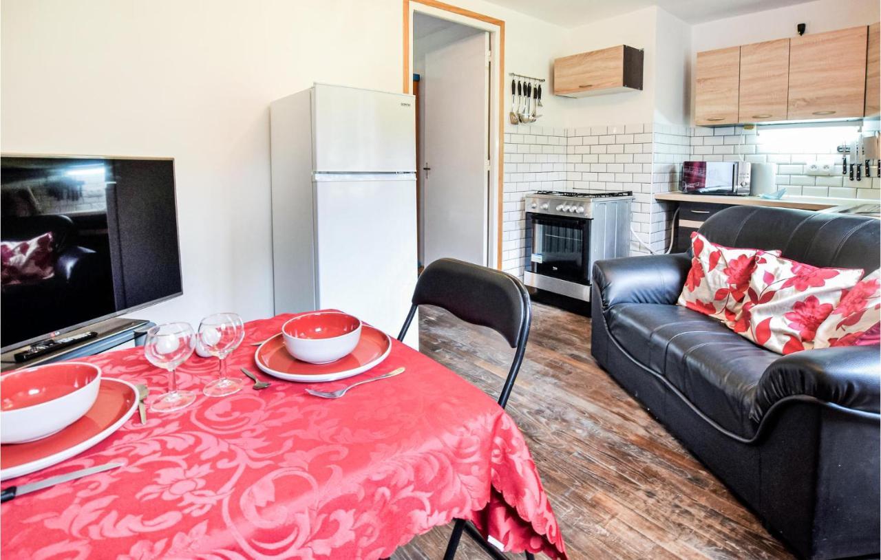 Awesome Home In Saint-Sever-Calvados With Kitchen Εξωτερικό φωτογραφία